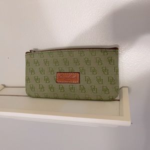 Dooney & Bourke pouchette